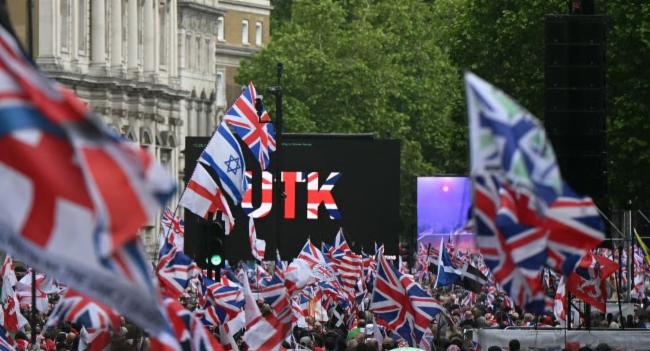 Tens of Thousands Join Rival Marches in London